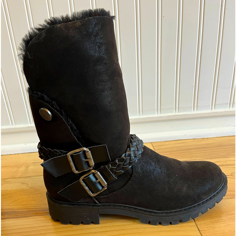 Boots black size 9 Blowfish boot w fur lined inside.